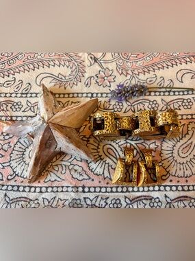 Retrochunky gold plate bracelet and earring set. Beloved, ideal for lace chiffon